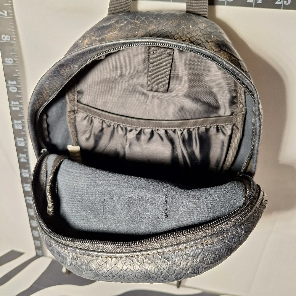 Vibedration Hydration Backpack w/o bladder -Snake/Reptile-Skin-Like - Small Used